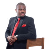 portrait-homme-affaires-africain-posant-serieusement-regard